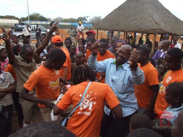 Viettel Mozambique hut thue bao nho 'ban hang den tan nha' hinh anh