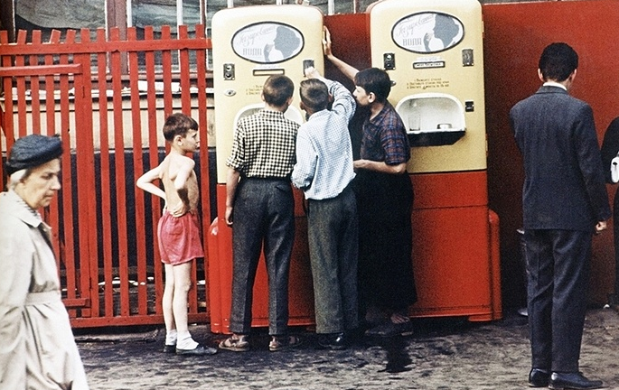 Một máy bán nước tự động trên đường phố Matxcơva.