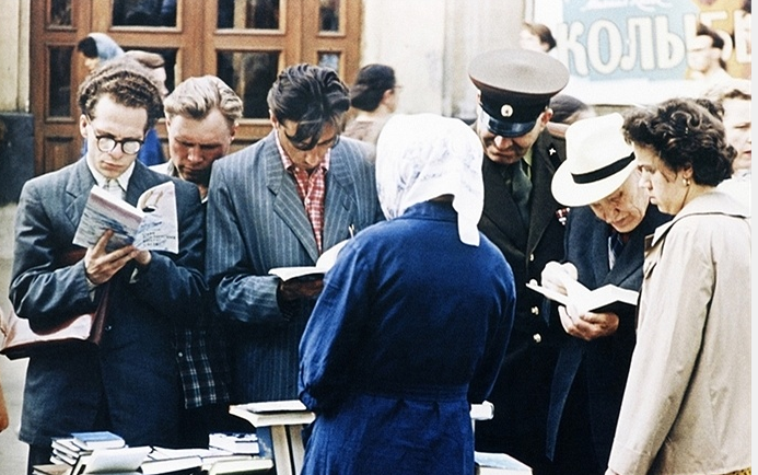 Khách hàng chăm chú vào những quyển sách trên quầy.