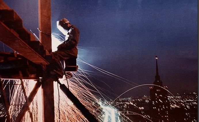 Người thợ hàn làm việc trong đêm.