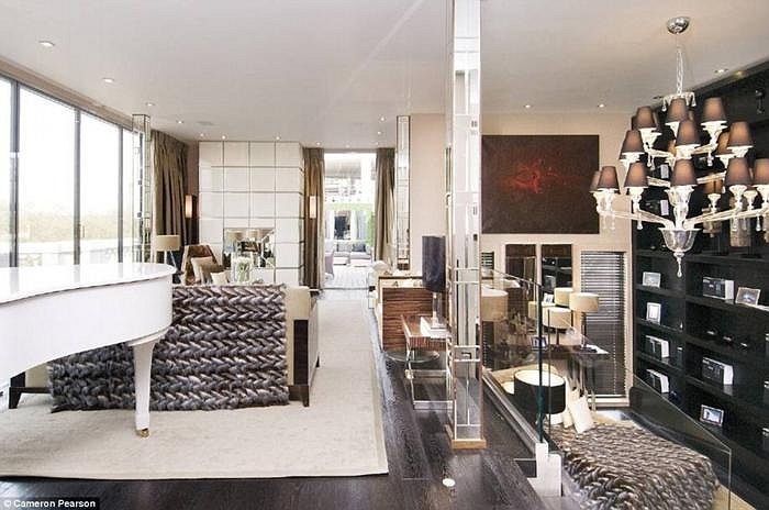 Căn penthouse có diện tích hơn 743m2, với thiết kế hiện đại, trong đó đen và trắng là hai tông màu chủ đạo. 