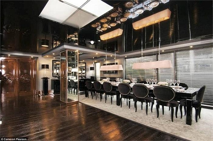 Phòng ăn rất rộng với dãy bàn dài khiến bạn có cảm tưởng như đang trong một nhà hàng cao cấp. 