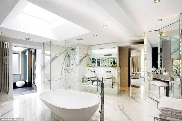 Hình ảnh 1 trong 5 phòng tắm của căn penthouse đắt giá. 