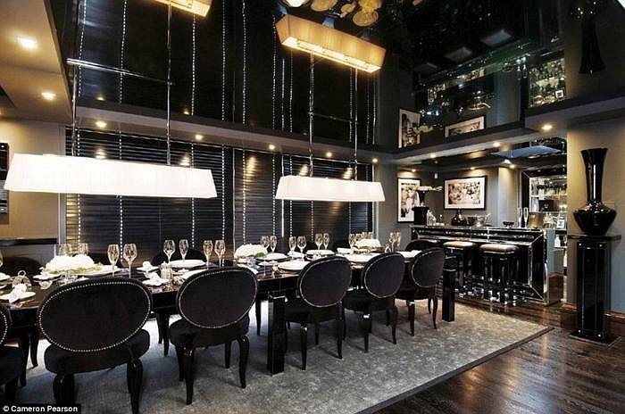 Công ty môi giới bất động sản mô tả căn penthouse này là công trình có một không hai. Không chỉ nằm ở khu phố trung tâm London, nó còn có ban công hướng ra công viên nổi tiếng Hyde Park,.