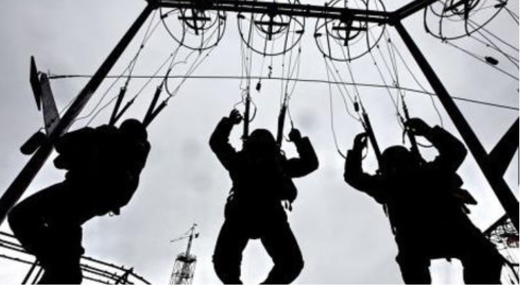 Trước khi trở thành lính dù của Quân đội Nga, các tân binh phải am hiểu súng, bom, mìn...và luyện tập vất vả trên thao trường. Họ phải luyện tập nhảy dù trên mặt đất, luyện khả năng làm việc mà không cần kéo, phải học cấu tạo của bom mìn bởi nếu không họ không thể vô hiệu hóa chúng... và sau nhiều bài tập, binh sĩ mới được nhảy dù thực tế. 