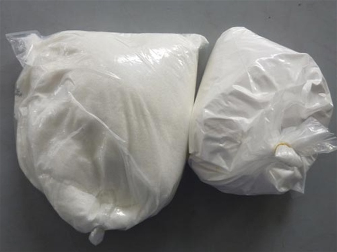 Mua hóa chất ngâm dừa được tại chợ Kim Biên dễ như mua rau.