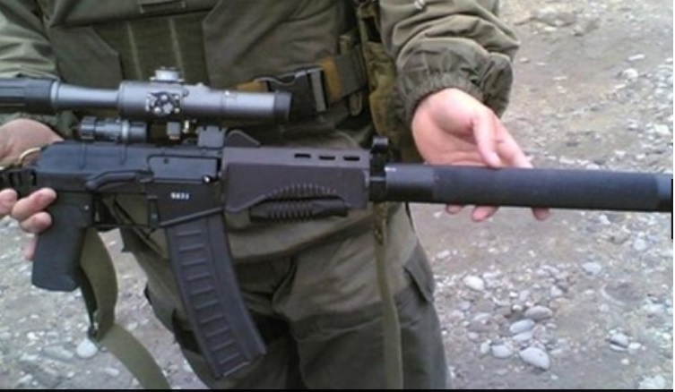 Về trang bị, hiếm có một lực lượng lính dù nào trên thế giới được trang bị nhiều loại vũ khí đa dạng như lực lượng lính dù Nga: từ súng bộ binh, tên lửa chống tăng, đến các loại xe chiến đấu, xe thiết giáp, pháo tự hành,.... Trong ảnh: Súng trường bắn tỉa đặc biệt AS Val. 