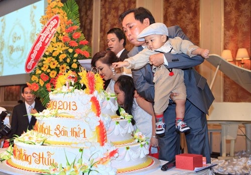 Tiệc thôi nôi đình đám của con trai Dũng lò vôi.