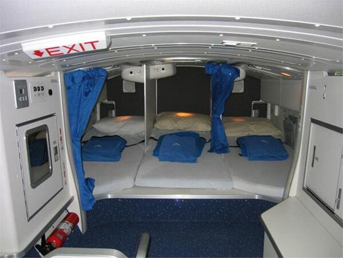 Bên trong không gian tưởng có vẻ khá chật này lại là những tiện ích tuyệt vời như tai nghe điện thoại và máy tính, đèn đọc sách, bộ đồ ngủ và chăn ấm... 