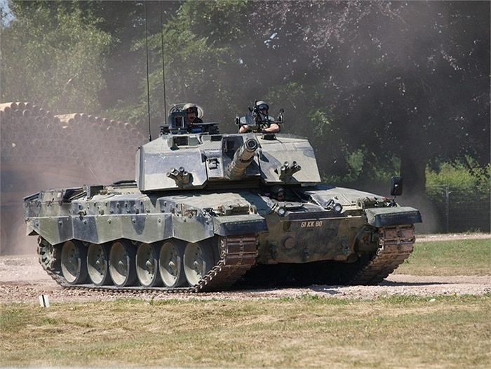 Xe tăng Challenger 2 chạy với tốc độ tối đa 59km/h.