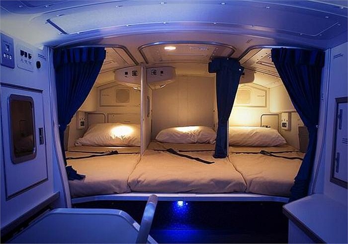 Cùng ngắm hình ảnh về những khoang nghỉ tuyệt vời của phi hành đoàn trên các chuyến bay được chia sẻ trên Twitter. Trong ảnh là khoang nghỉ trên máy bay Boeing 777. Giường nằm tạo cảm giác êm ái và ánh sáng cũng rất dịu nhẹ. 