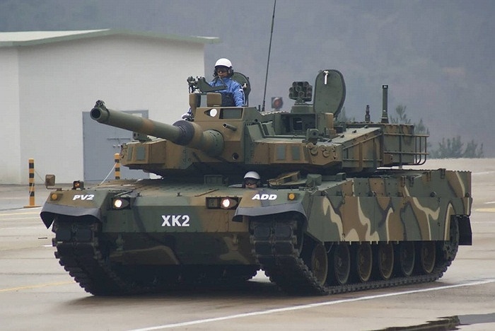 K2 Black Panther được điều khiển bởi 3 người.
