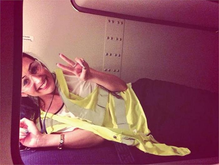 Thêm một hình ảnh nhí nhảnh của nữ tiếp viên hàng không trong khoang nghỉ dành riêng cho phi hành đoàn. 