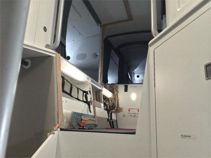 Còn đây là nơi các thành viên phi hành đoàn trên chiếc máy bay Airbus A350 nghỉ ngơi trong lúc đa phần hành khách đã đi vào giấc ngủ. 