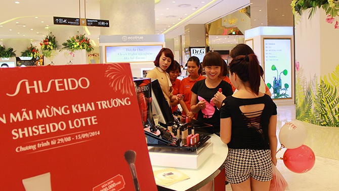 Gian hàng mỹ phẩm thu hút khá nhiều khách hàng trong ngày đầu khai trương.