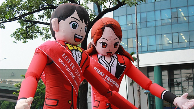 Các quảng bá cho trung tâm trong ngày đầu khai trương được nhiều khách hàng chú ý.