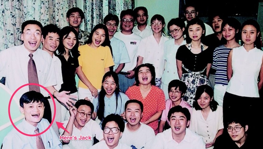 Jack Ma (khoanh tròn) chụp ảnh cùng lứa nhân viên đầu tiên của Alibaba.