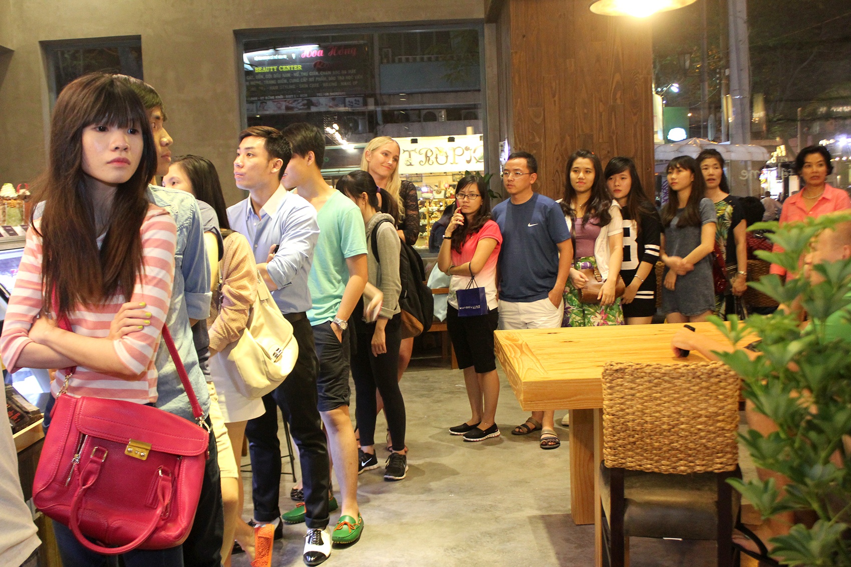 Xep hang cho hon 1 tieng de uong ca phe Han Quoc o Sai Gon hinh anh