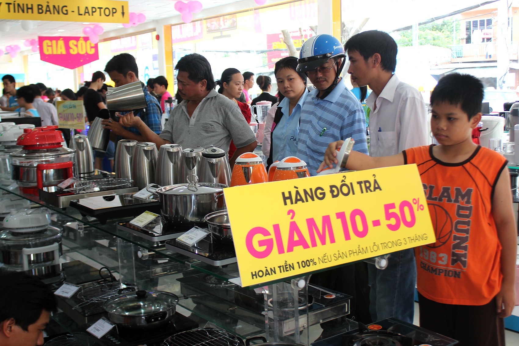 Nghi le dai, nguoi Sai Gon do xo mua hang dien may giam gia hinh anh