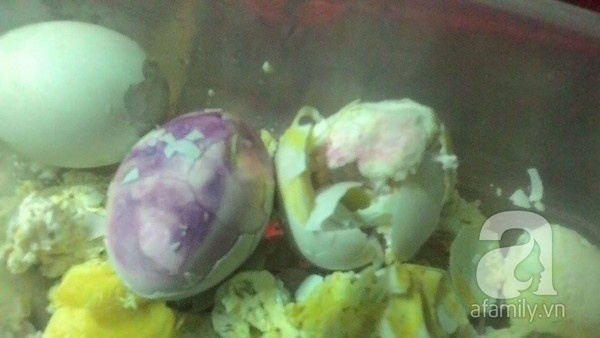 Trứng gà có màu tím mà chị Khiêm Nhu phát hiện.