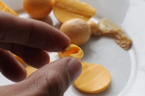 Trứng có độ đàn hồi, uốn cong như cao su.