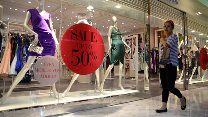 Mua sam dip le: Cho nao cho... so moi dong khach hinh anh