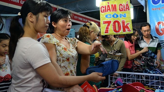 Giảm giá đáng kể tại hội chợ khuyến mãi năm 2014, tổ chức ở nhà thi đấu Phú Thọ (TP.HCM).