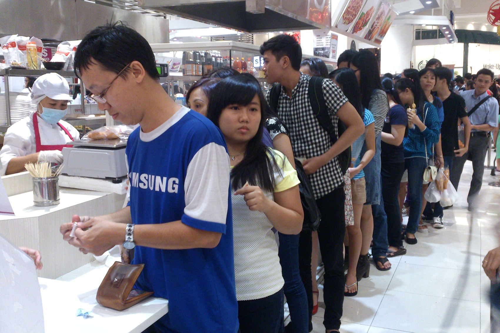 Trung tam thuong mai vang nguoi mua sam, dong khach an uong hinh anh