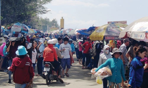 Hành khách đông nghẹt tại Khu du lịch 30 tháng 4 (H.Cần Giờ).