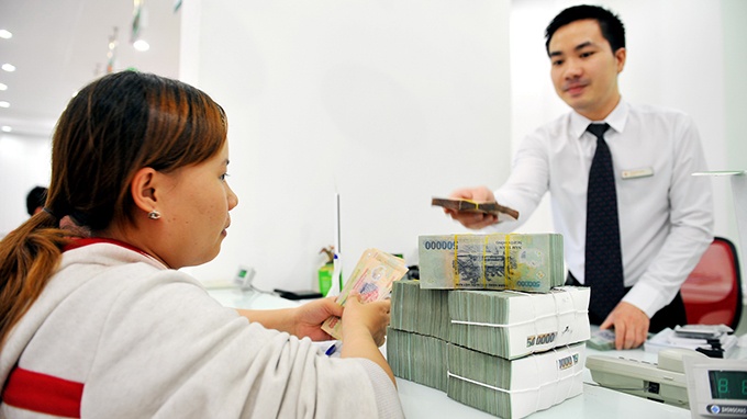 Tien nhan roi gui vao ngan hang co con loi? hinh anh