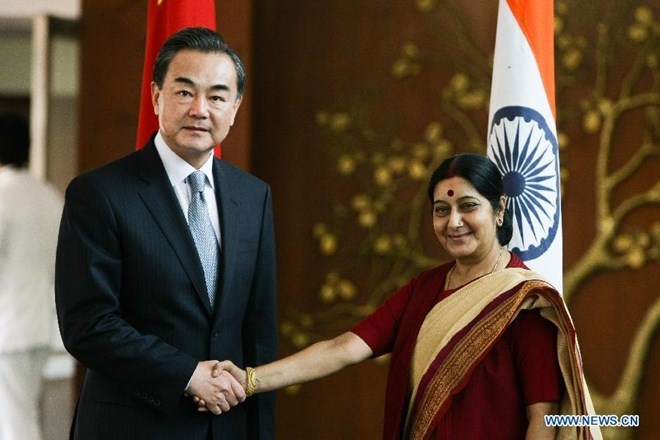 Ngoại trưởng Ấn Độ Sushma Swaraj và Ngoại trưởng Trung Quốc Vương Nghị.