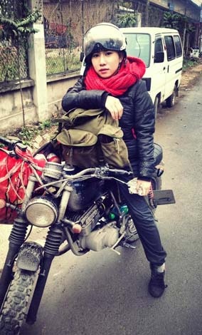 Hải Yến và chiếc xe của mình.