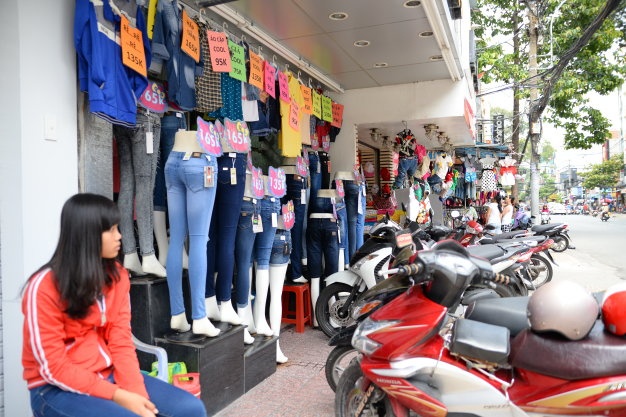 Các shop thời trang mọc san sát nhau trên đường Nguyễn Trãi luôn trong tình trạng vắng khách.