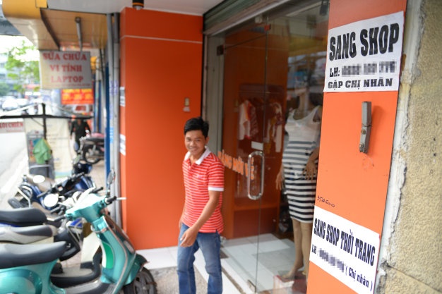 Kinh doanh thời trang ngày càng khó khăn khiến không ít chủ đầu tư buộc phải sang shop.