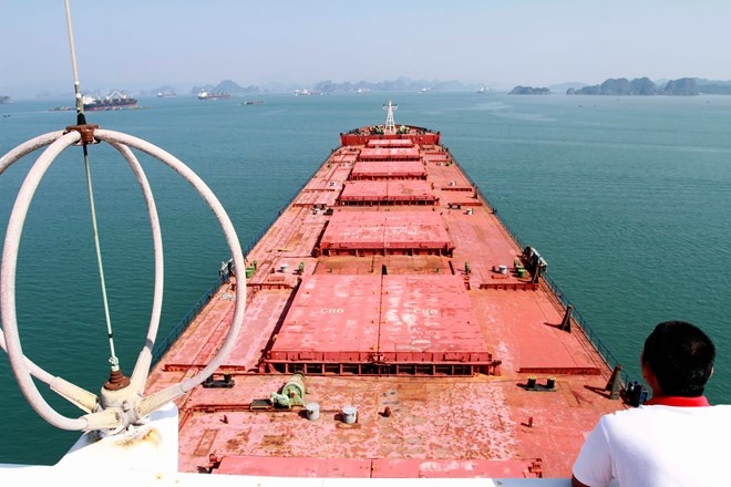 Con tàu siêu trường, siêu trọng nhìn từ nóc phòng điều khiển.