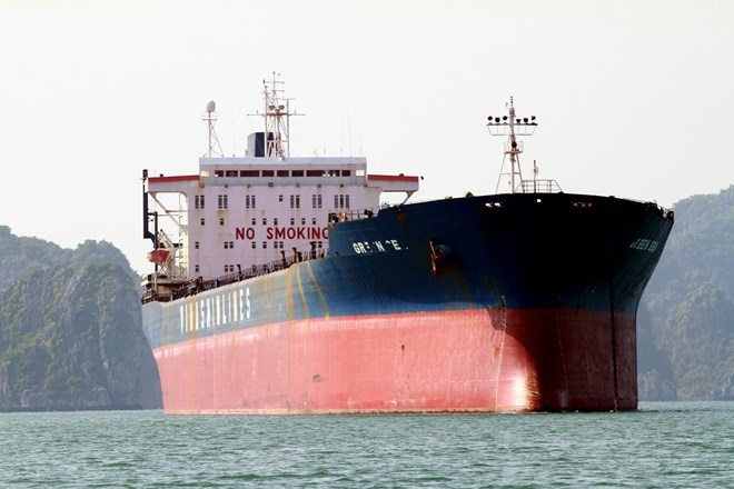 Nhung con tau tien ty muc nat vi bi bo tren bien Quang Ninh hinh anh