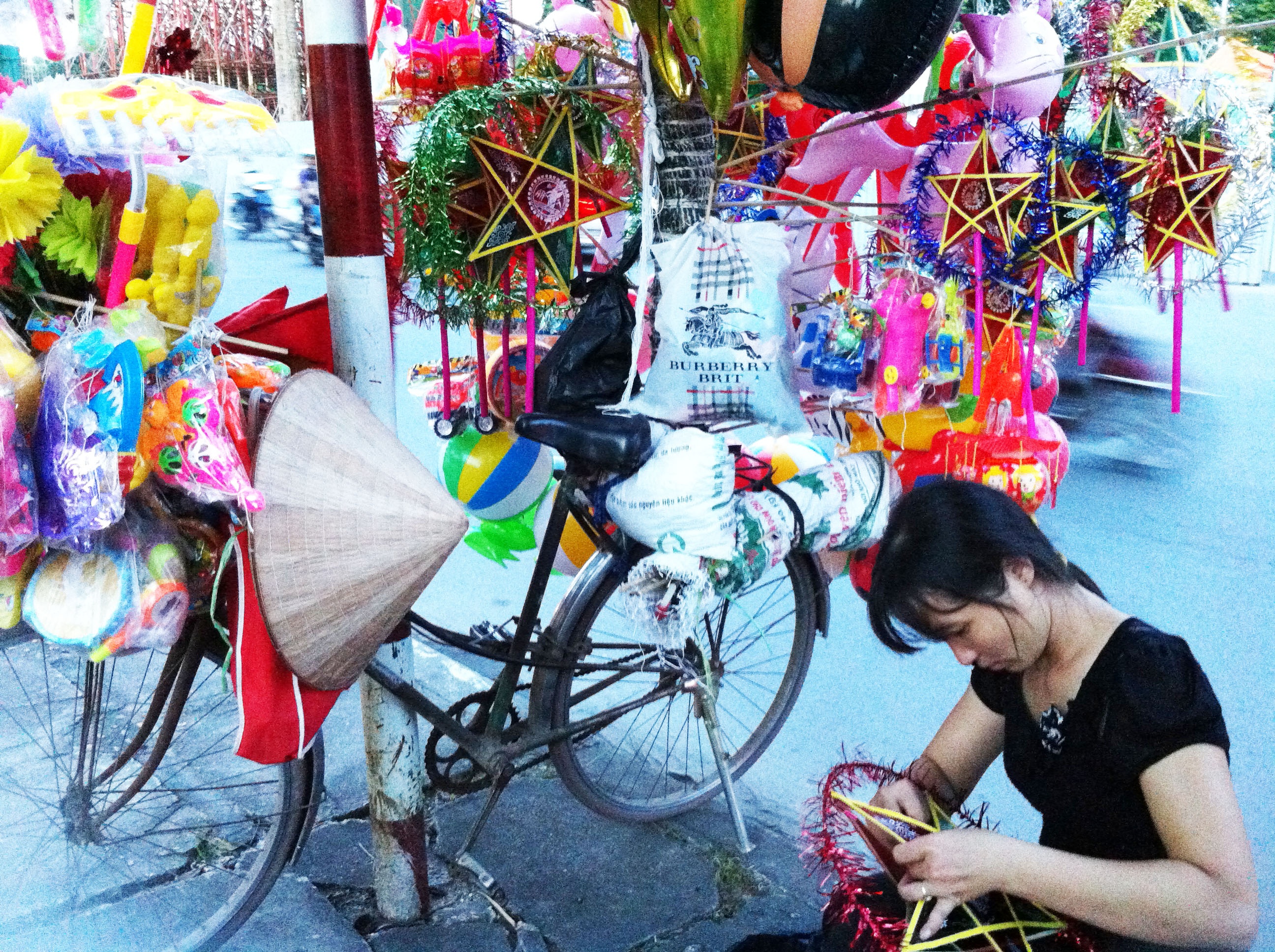 Dan ngoai tinh ru nhau len Ha Noi ban do choi Trung thu hinh anh