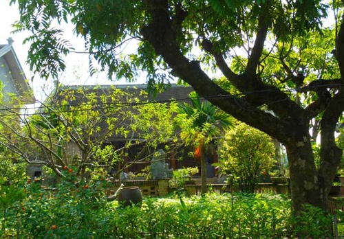 Những nếp nhà được canh gác cẩn mật.