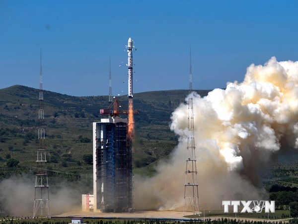 Trung Quoc phong thanh cong hai ve tinh bang ten lua day hinh anh