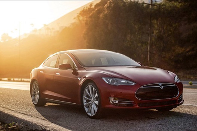   Tesla Model S được nâng cấp mạnh mẽ về khả năng vận hành khi có gia tốc tốt hơn và quãng đường đi xa hơn cho mỗi lần sạc đầy nhiên liệu. Mẫu xe này chỉ cần 3,9 giây để tăng tốc lên 100 km/h từ vị trí xuất phát.