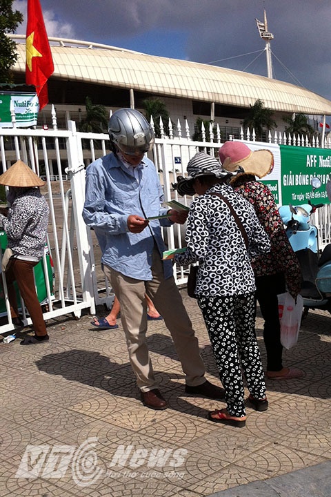 Cảnh tượng mua bán vé xung quanh khu vực SVĐ Mỹ Đình sáng nay 5/9.