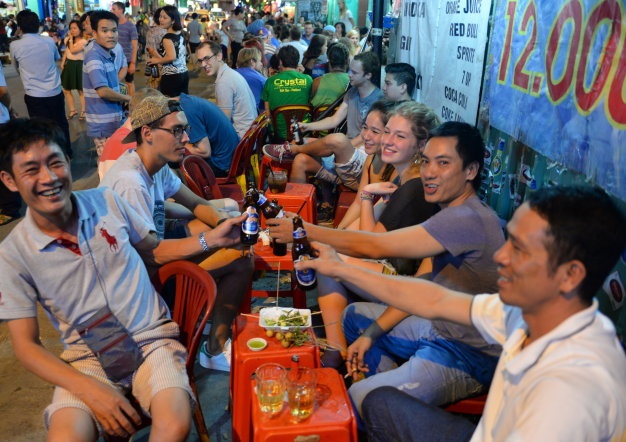 Cam ban bia tren via he: Ton kem nhung khong kha thi hinh anh