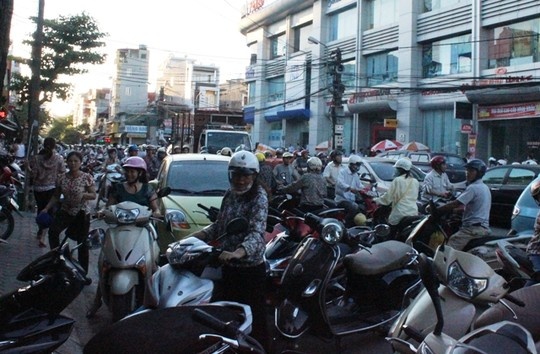 Tac duong vi chen nhau mua banh Trung thu truyen thong hinh anh