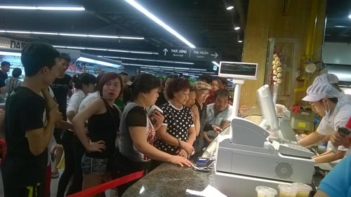 Xep hang mua ga quay nhu thoi bao cap o Lotte Center hinh anh