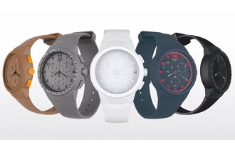 Chiếc đồng hồ nhựa cho thấy người đeo coi trọng tính năng và xem thường hình thức.