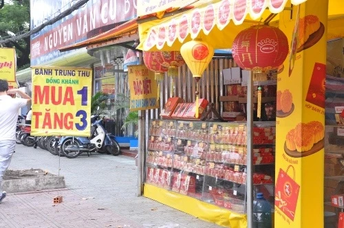  Nhiều cửa hàng giảm giá mạnh treo bảng đại hạ giá mua 1 tặng 3.