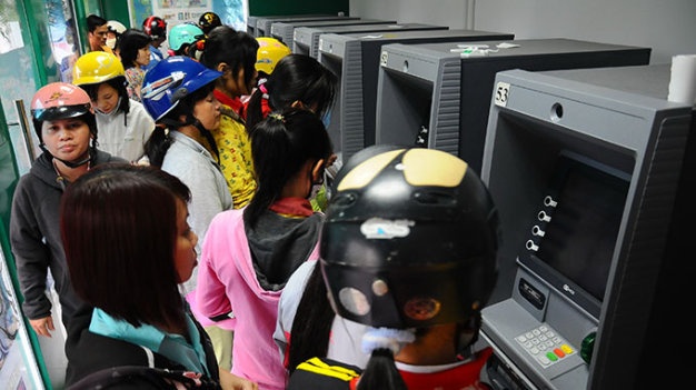 Tra no ngan hang cung bi thu phi! hinh anh