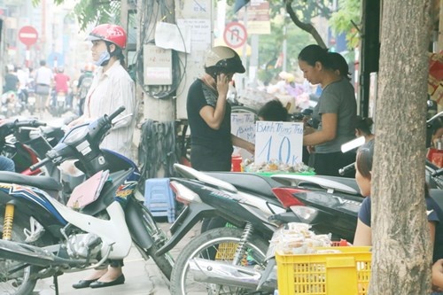 Người dân chen chúc nhau mua bánh trung thu.