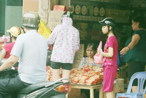 Các bánh trung thu đại hạ giá có mặt trên phố Trương Định.