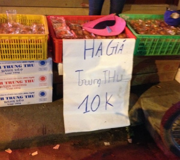Ngay trong đêm rằm, bánh Trung thu siêu rẻ bắt đầu đổ bộ xuống vỉa hè.